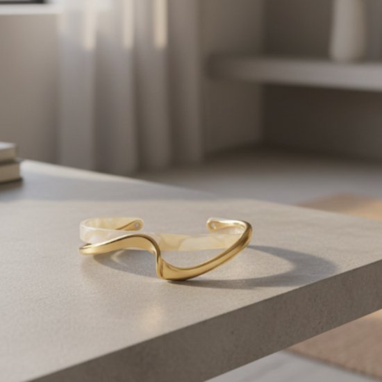 Bracelet élégant en or avec opale blanche