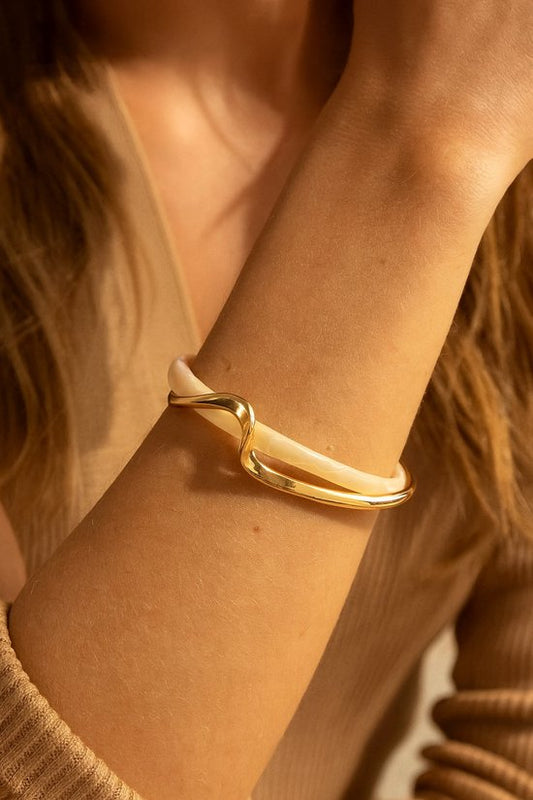 Bracelet élégant en or avec opale blanche