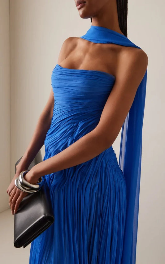 Gefaltetes Abendkleid mit Schaldetail