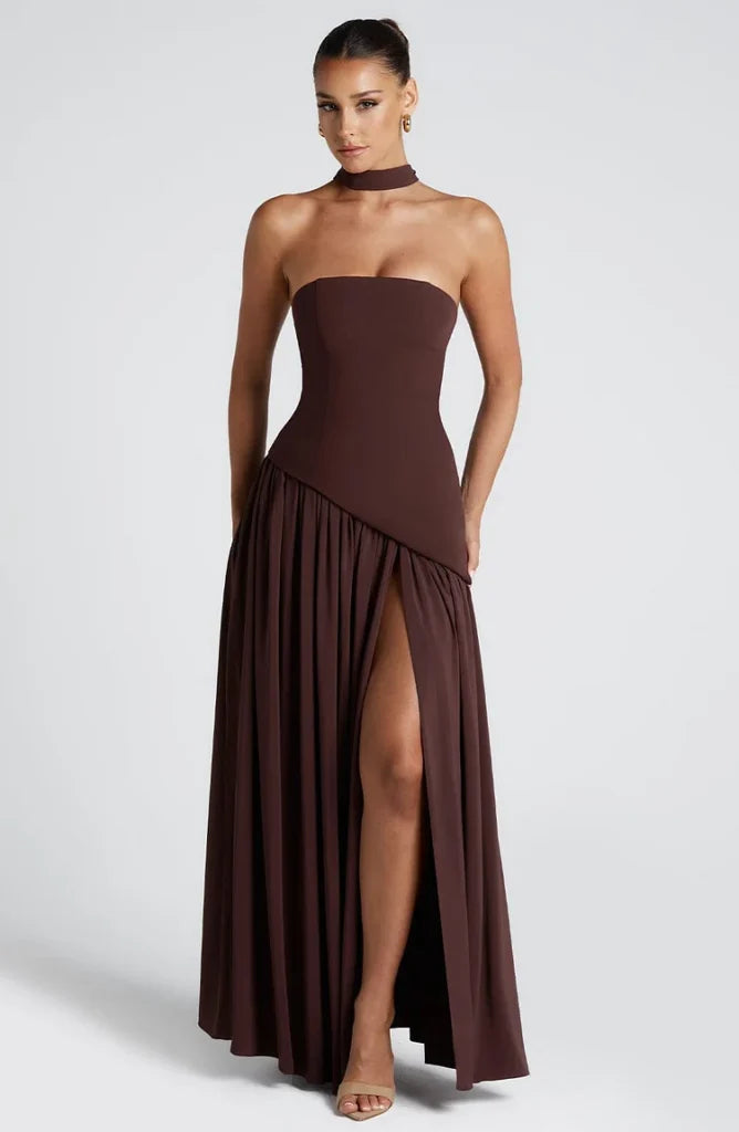 Robe longue fendue à épaules dénudées avec empiècements