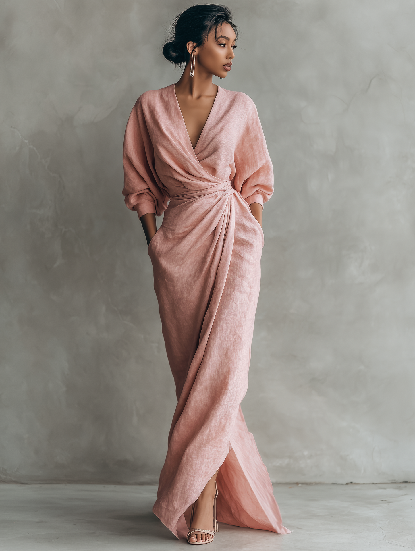 Minimalistische roze maxi-jurk met V-hals van gemengd linnen voor dames