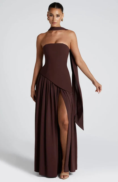 Robe longue fendue à épaules dénudées avec empiècements
