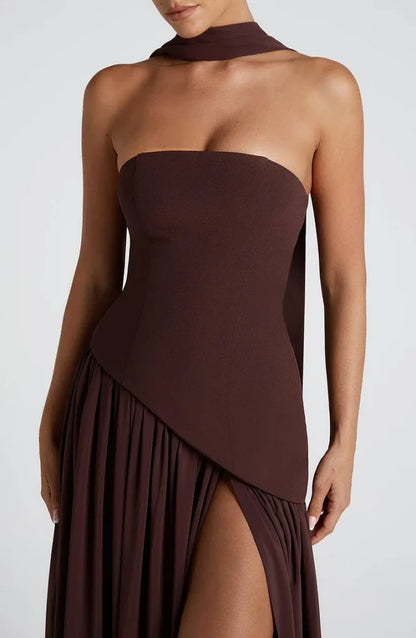 Robe longue fendue à épaules dénudées avec empiècements