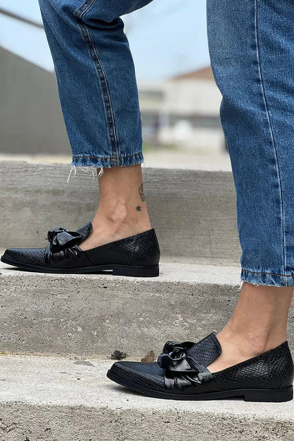 Zwarte Loafer met Glanzende Strik