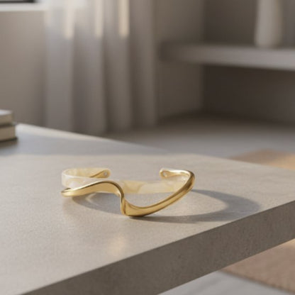 Elegantes goldenes Armband mit weißem Opal
