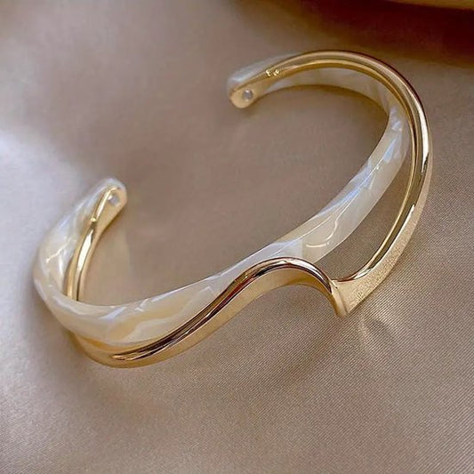 Elegantes goldenes Armband mit weißem Opal