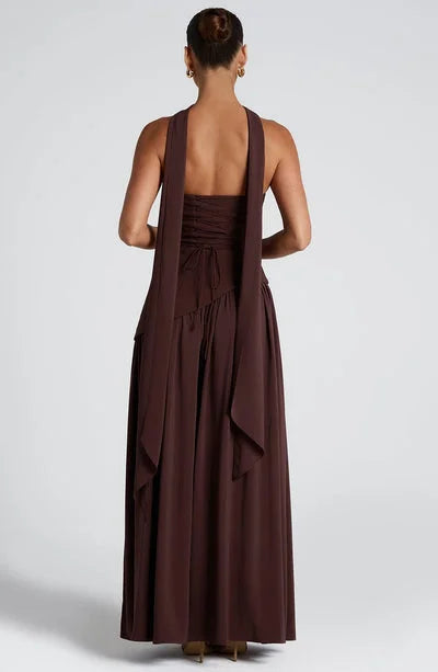 Robe longue fendue à épaules dénudées avec empiècements