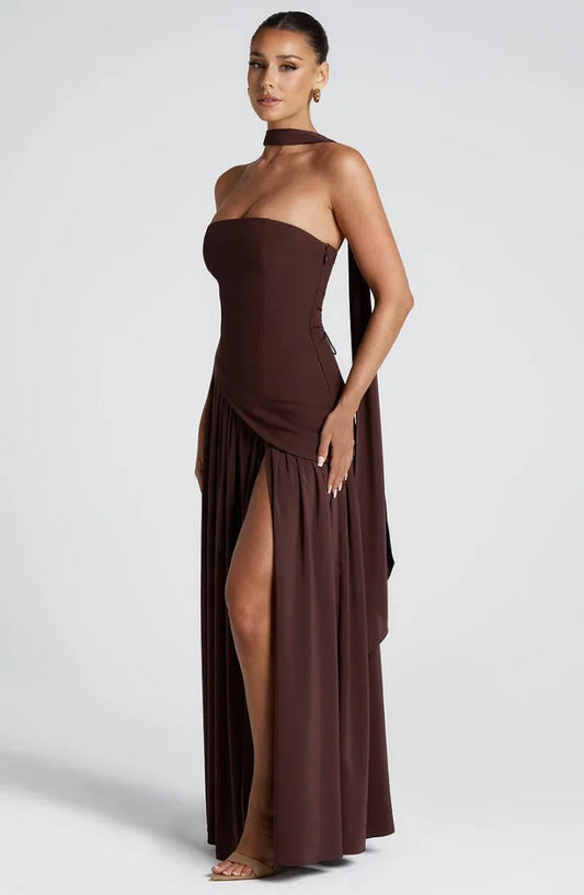 Maxikleid mit Spickung, schulterfrei und geschlitzt