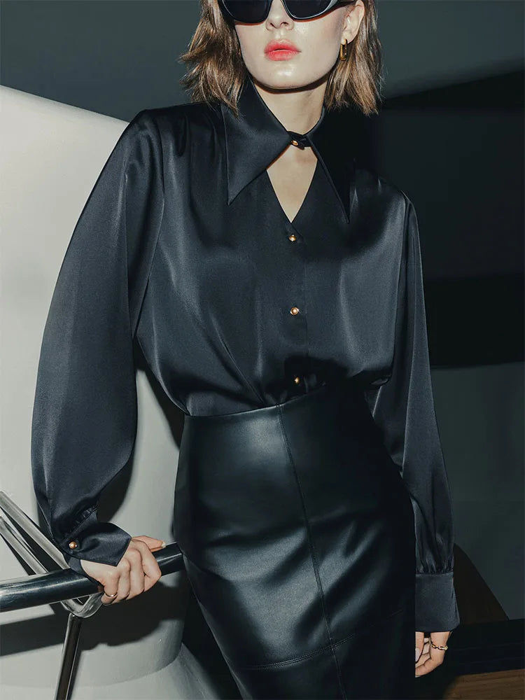 Freya Bluse mit spitzem Kragen und Knöpfen