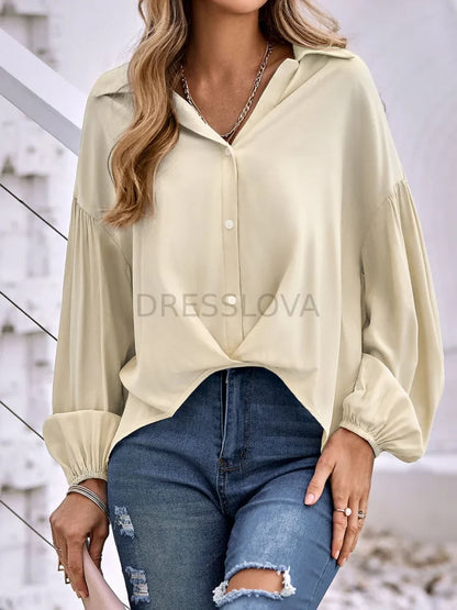Bluse mit Wickelausschnitt und Saum